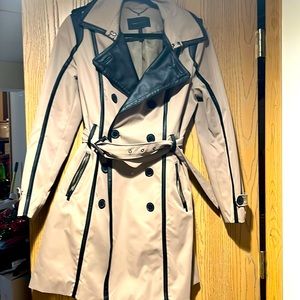BCBG Maxazria trench coat. Perfect condition. Size L